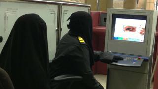 السعودية تدفع بكوادر نسائية أمنية لأول مرة في المطارات