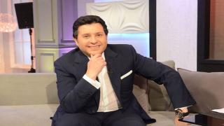 هاني شاكر يصل مسقط للمشاركة في احتفالات يوم المرأة