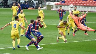 برشلونة يسقط أمام قادش ويبتعد عن المنافسىة على الليجا