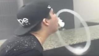 فيديو | مشهد لا يصدق لرجل يعمل على ضرب حلقات الدخان لتشكيلها