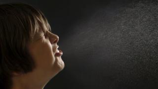 سبب إغلاق العين عند العطس بشكل مفصل