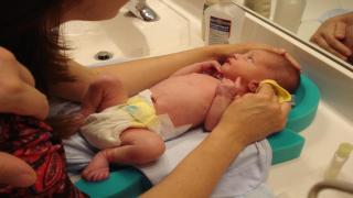 أضرار الزيوت على جلد المواليد