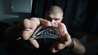 فيديو | ساحر بدون اصابع يقوم بخدع سحرية مذهلة باستخدام ورق اللعب