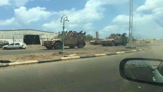 صوره لإحدى العربات المدرعه المتجهه إلى باب المندب